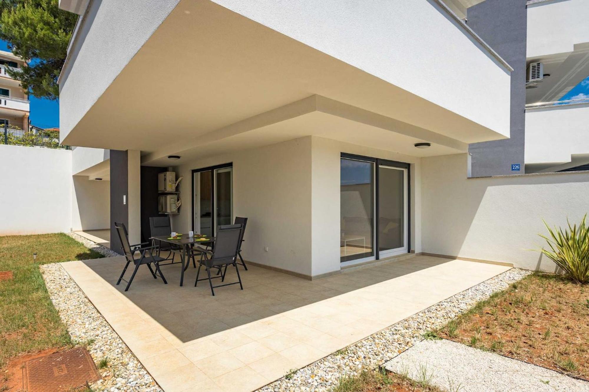 Apartments At Villa Frida Premantura Exteriör bild